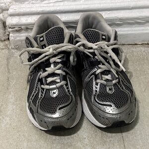 New Balance Kids' Black and Silver Sneakers